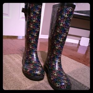 Super cute peace sign rain boots